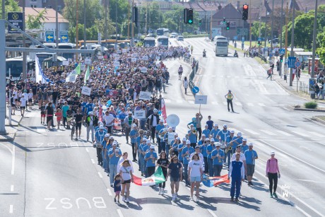 Ezrek a Bregyóban: felvonulással és sportmajálissal ünnepelt Székesfehérvár